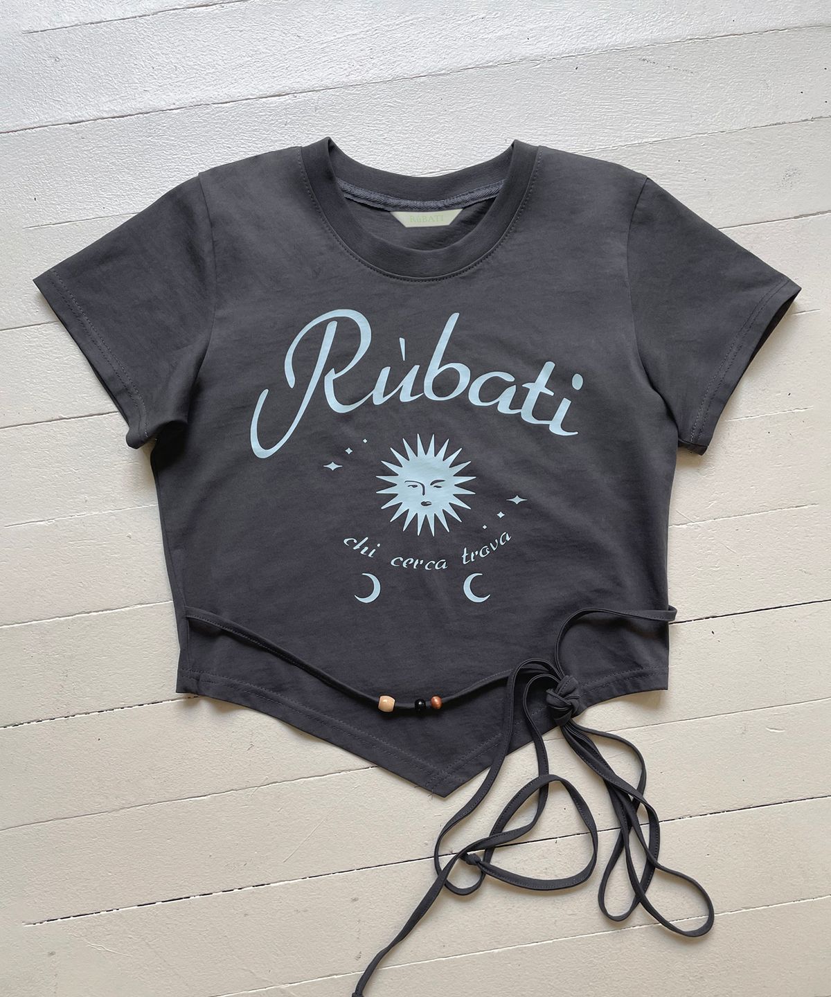 루바티(RUBATI) 썬앤문 스트랩 크롭티셔츠_챠콜