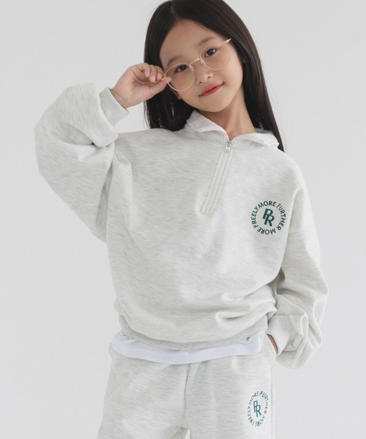피아네르 키즈(PIANER KIDS) 서클 로고 반집업 오버핏 맨투맨 (오트밀)