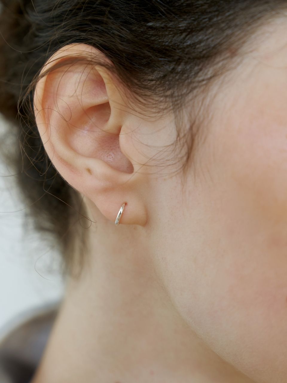 ピアス LOVE ME MONSTER Silver Bold Mini Ring Earrings L191MER190 LOVE ME MONSTER Silver Earrings for Women | Modalova