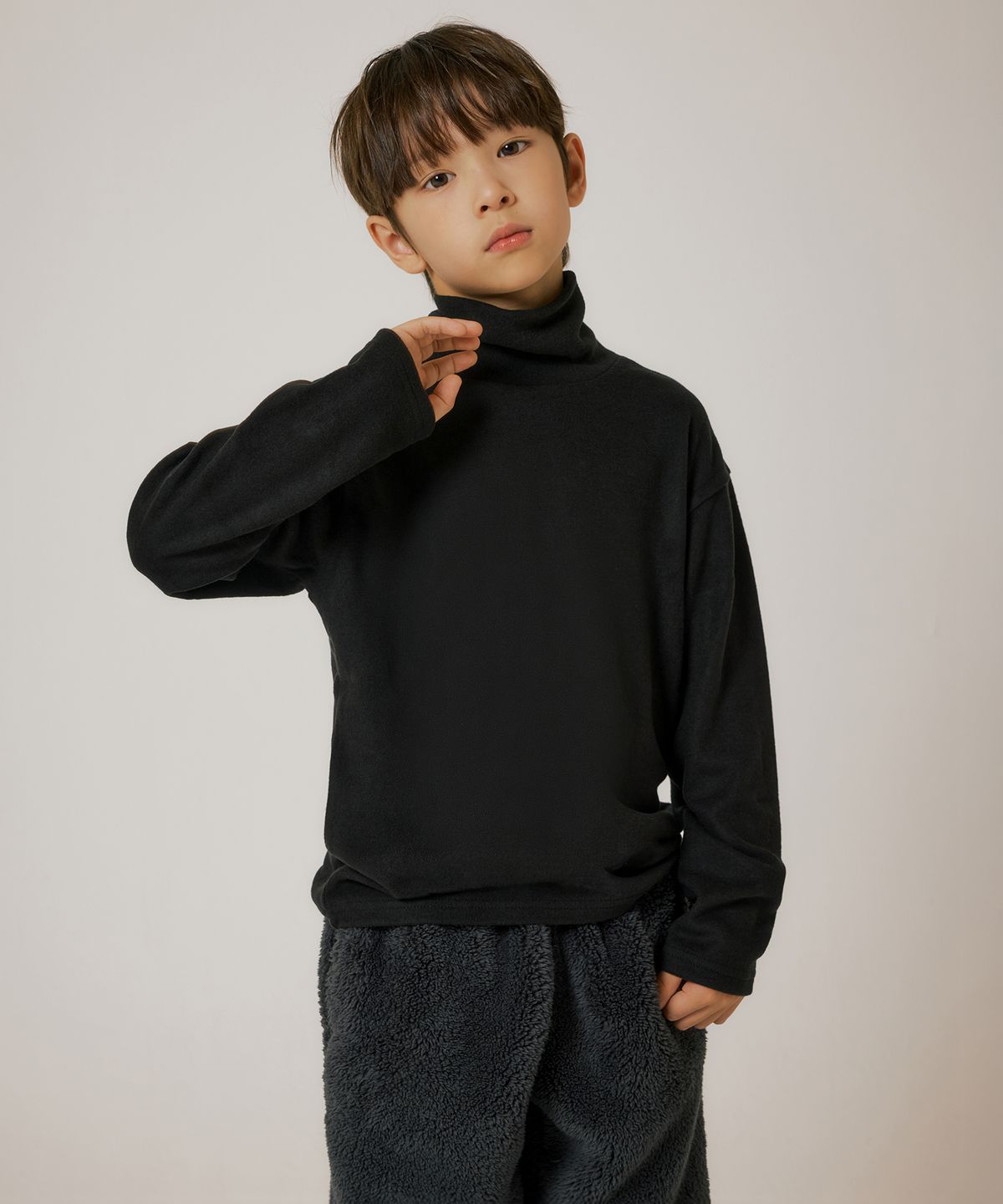 무신사 스탠다드 키즈(MUSINSA STANDARD KIDS) [힛탠다드] 기모 릴렉스드 터틀 넥 긴소매 티셔츠 [블랙]