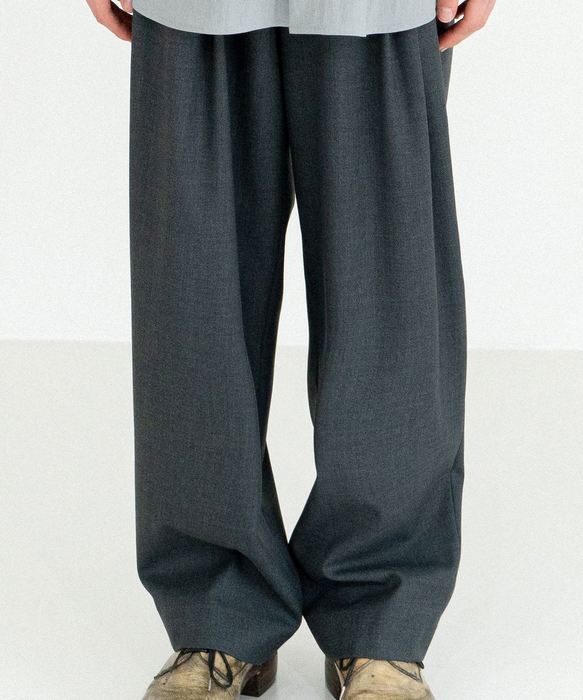 우석(WOOSUK) Pleated Wool Traveler Pant (Green Grey)
