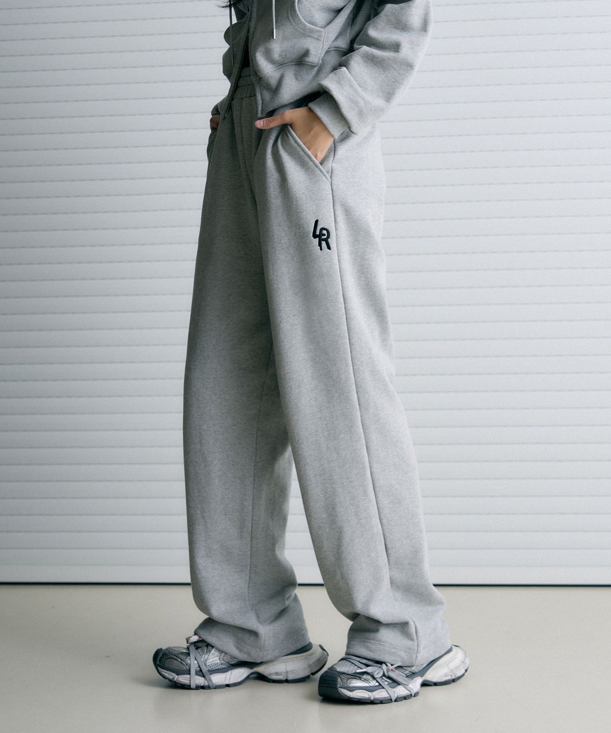 레더리(LEATHERY) 커버 스티치 스웨트 팬츠 [GREY]