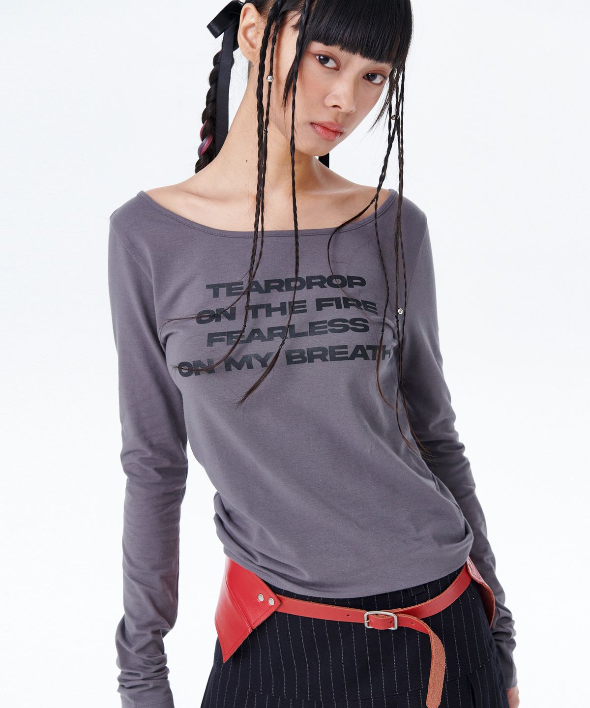러닝하이(RUNNINGHIGH) 레터링 슬림 L/S 티 [챠콜]