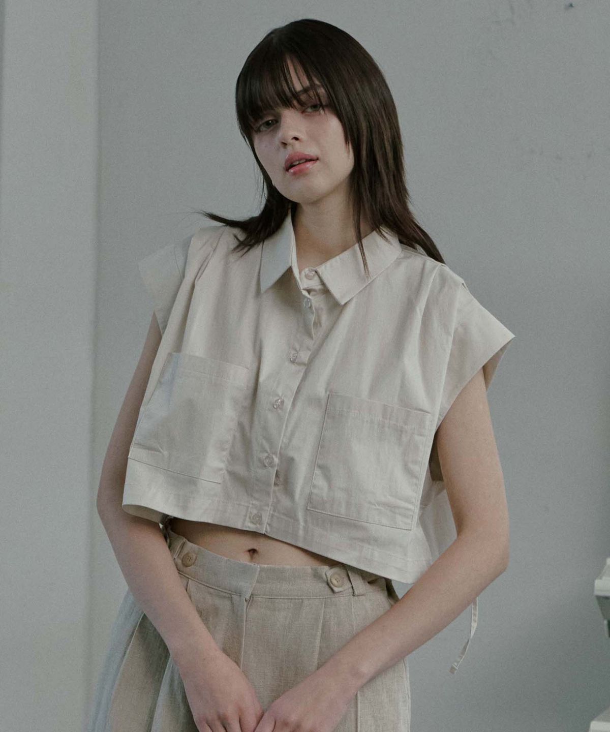 무아르모아(MOIREMOA) crop pocket shirt -beige