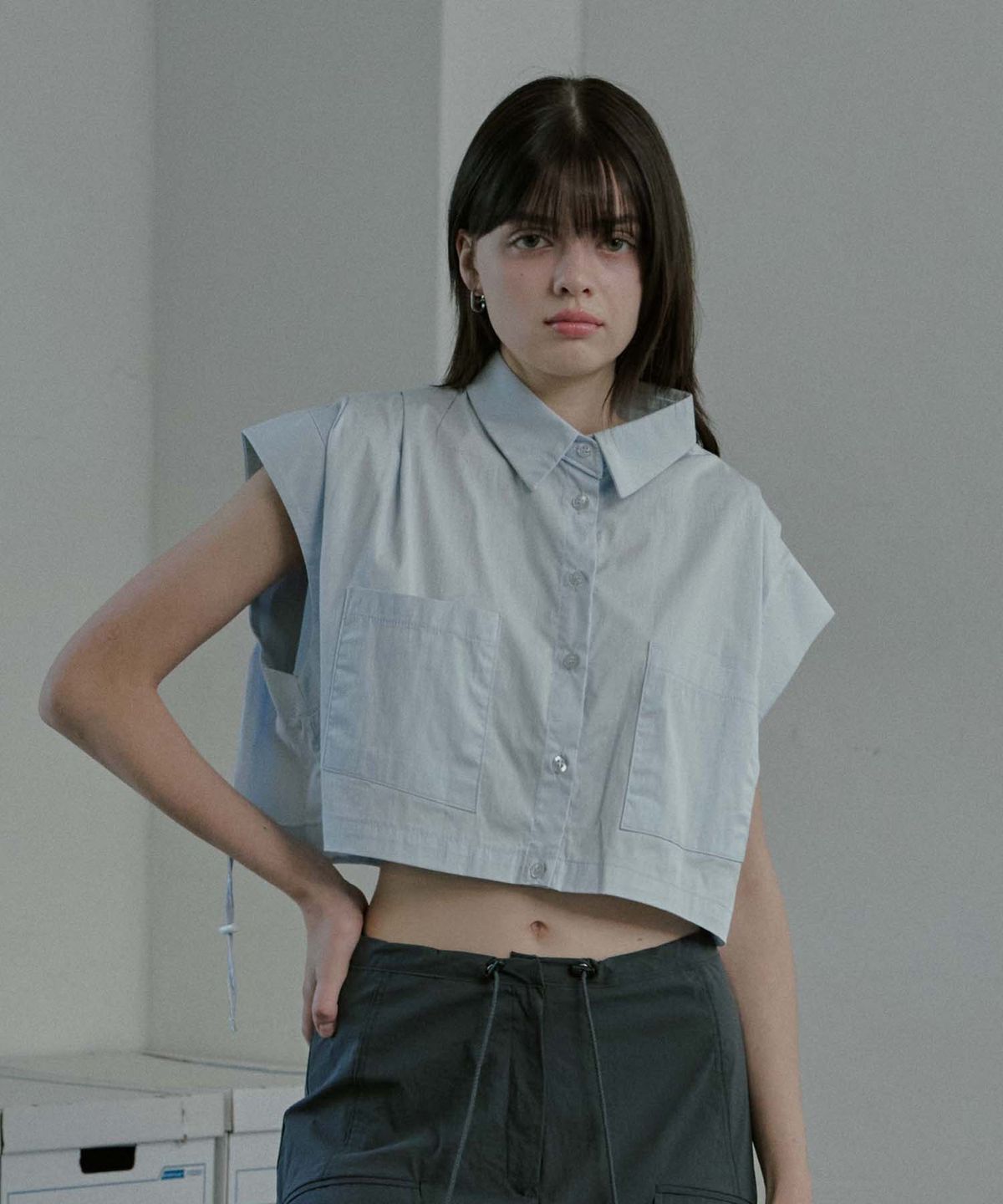 무아르모아(MOIREMOA) crop pocket shirt -blue