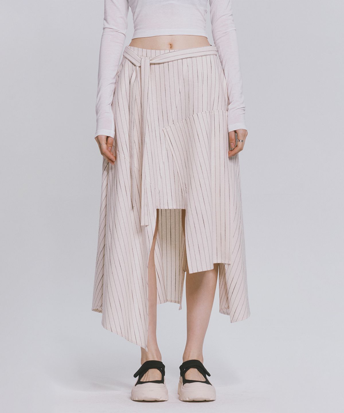 모노포비아(MONOPHOBIA) PINSTRIPED AM CUTTING SKIRT IVORY