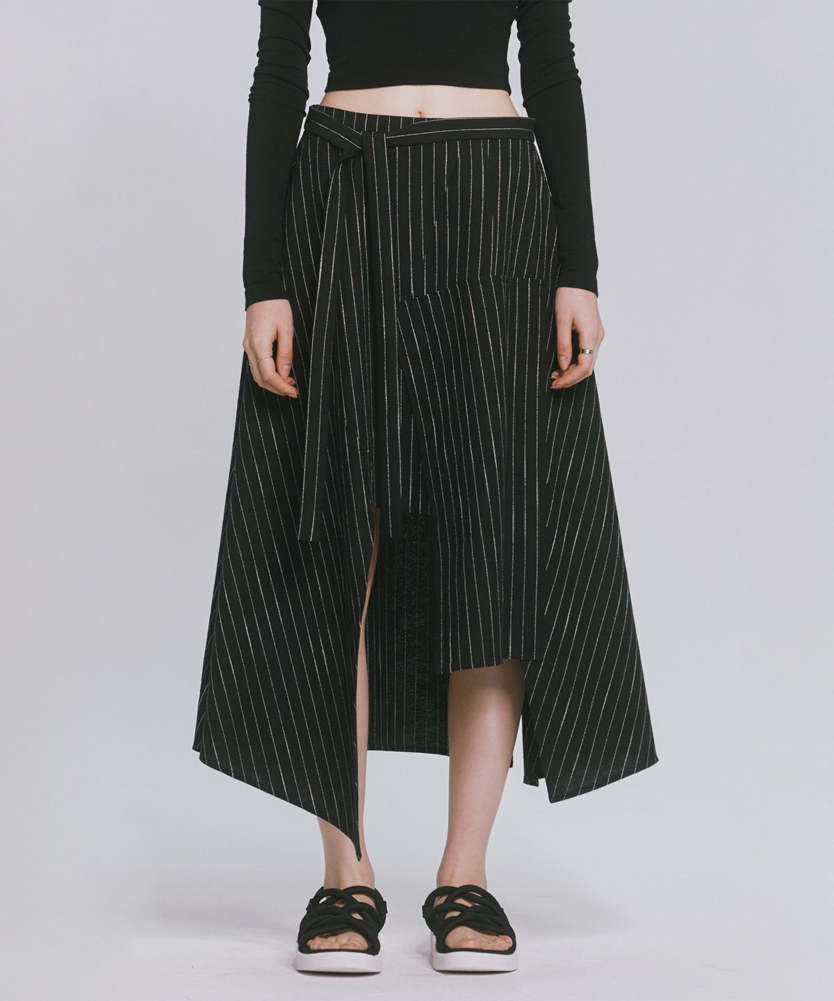 모노포비아(MONOPHOBIA) PINSTRIPED AM CUTTING SKIRT BLACK