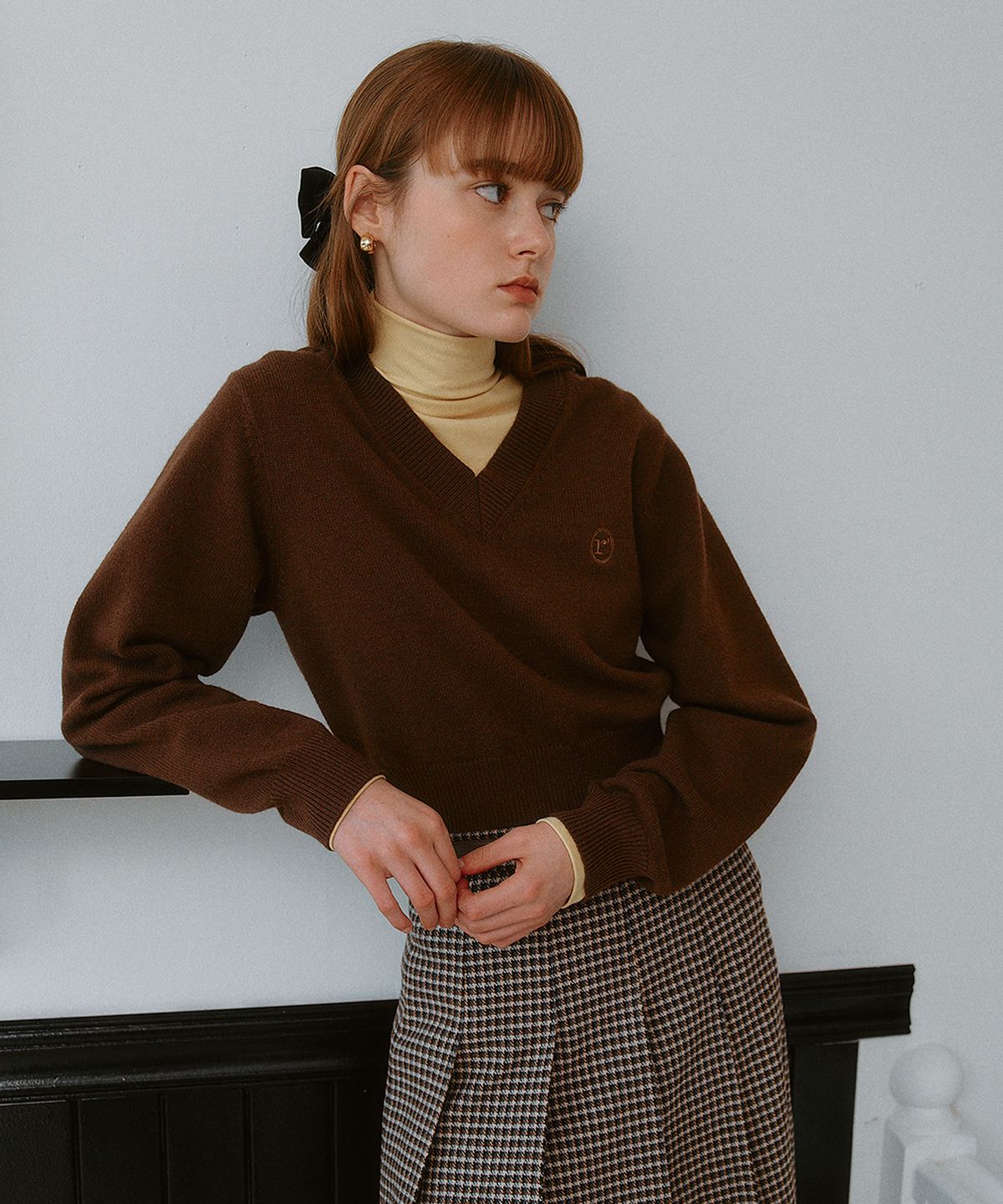 로라로라(ROLAROLA) V NECK CROP KNIT BROWN