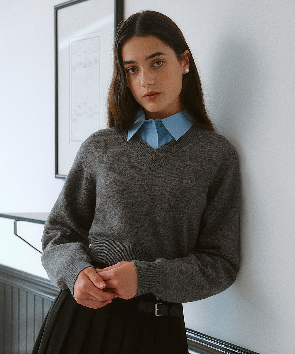 로라로라(ROLAROLA) V NECK CROP KNIT CHARCOAL