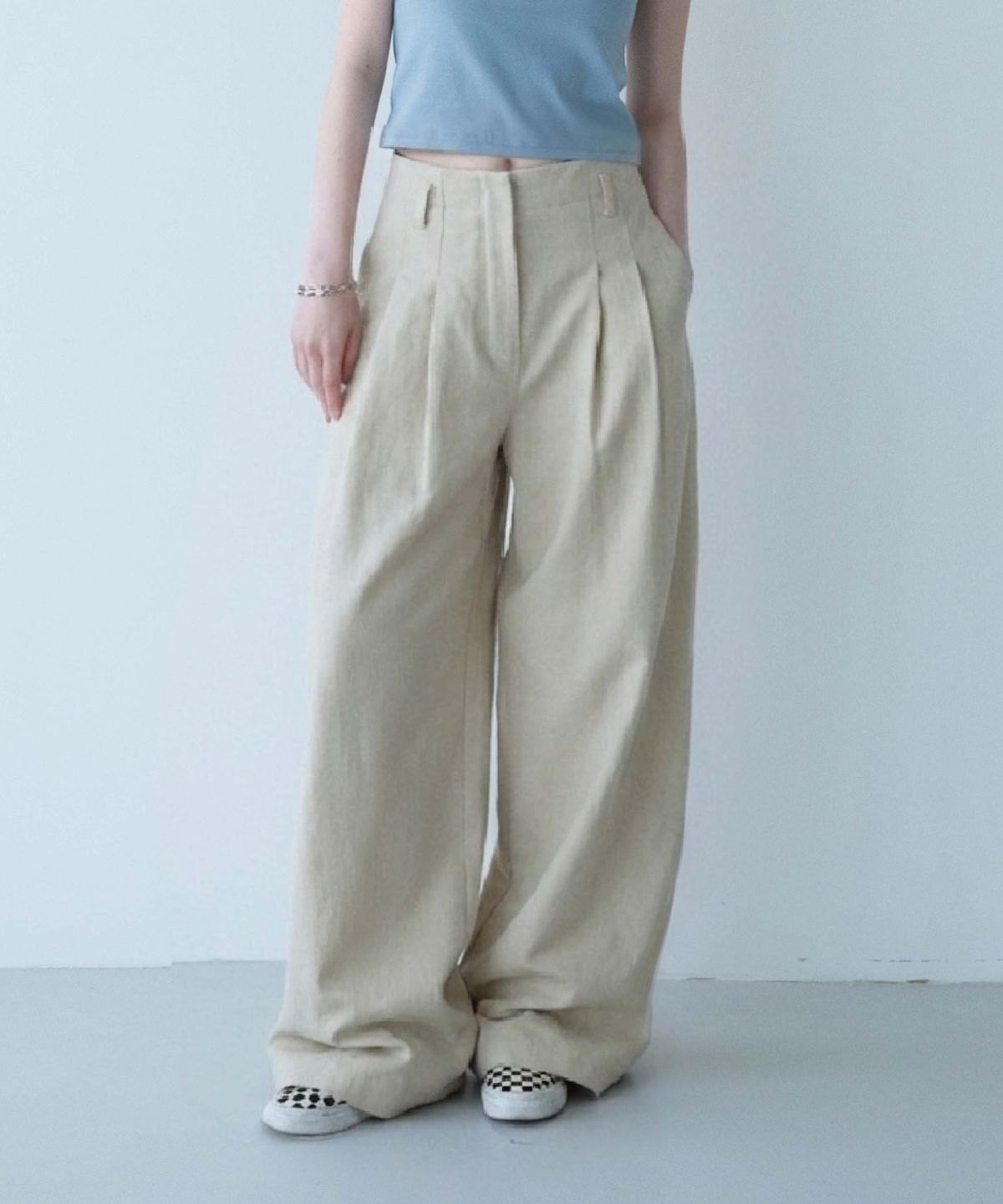 무아르모아(MOIREMOA) two-tuck W/S chino pants - beige