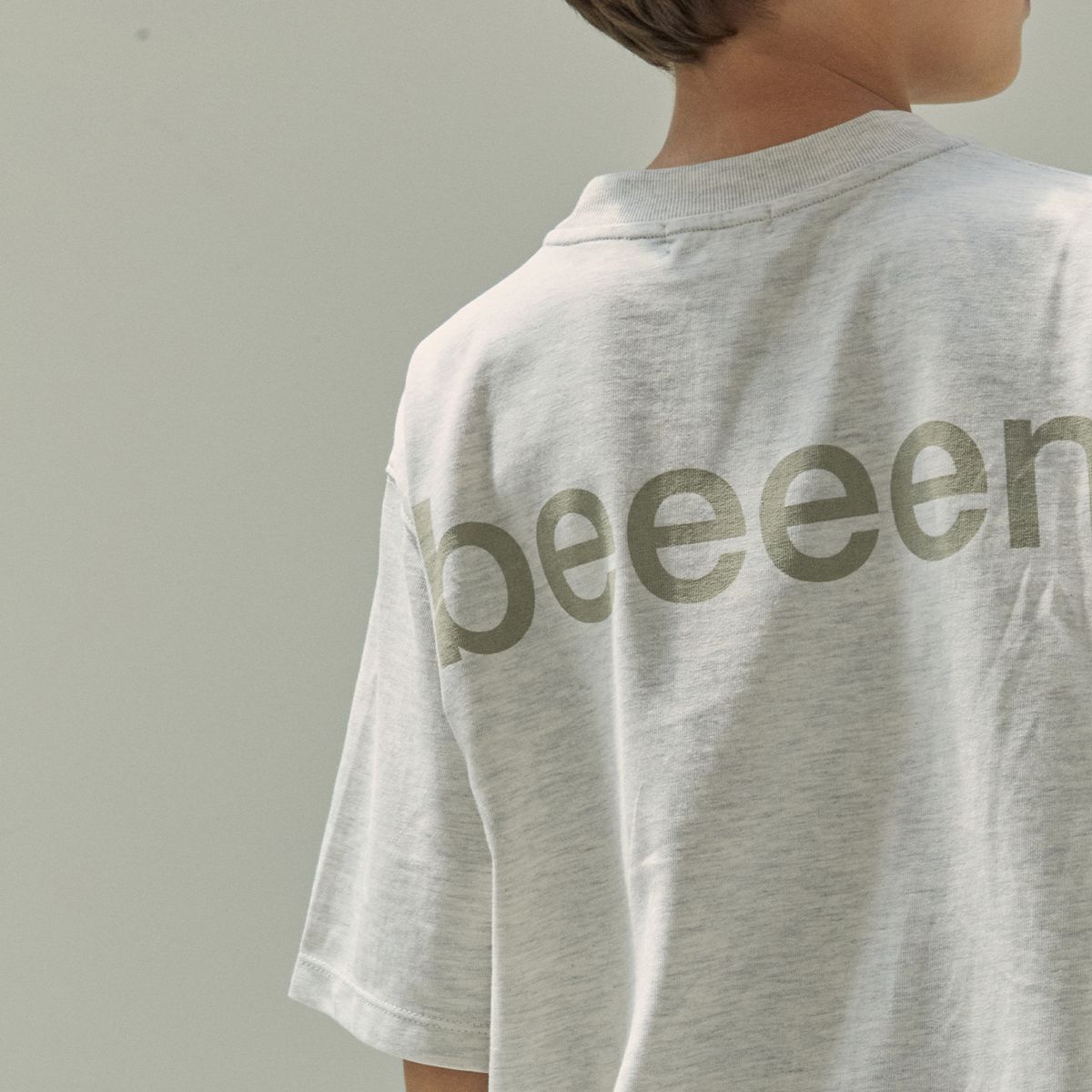 벤(BBEEEENN) 로고 오버핏 하프 T_오트밀