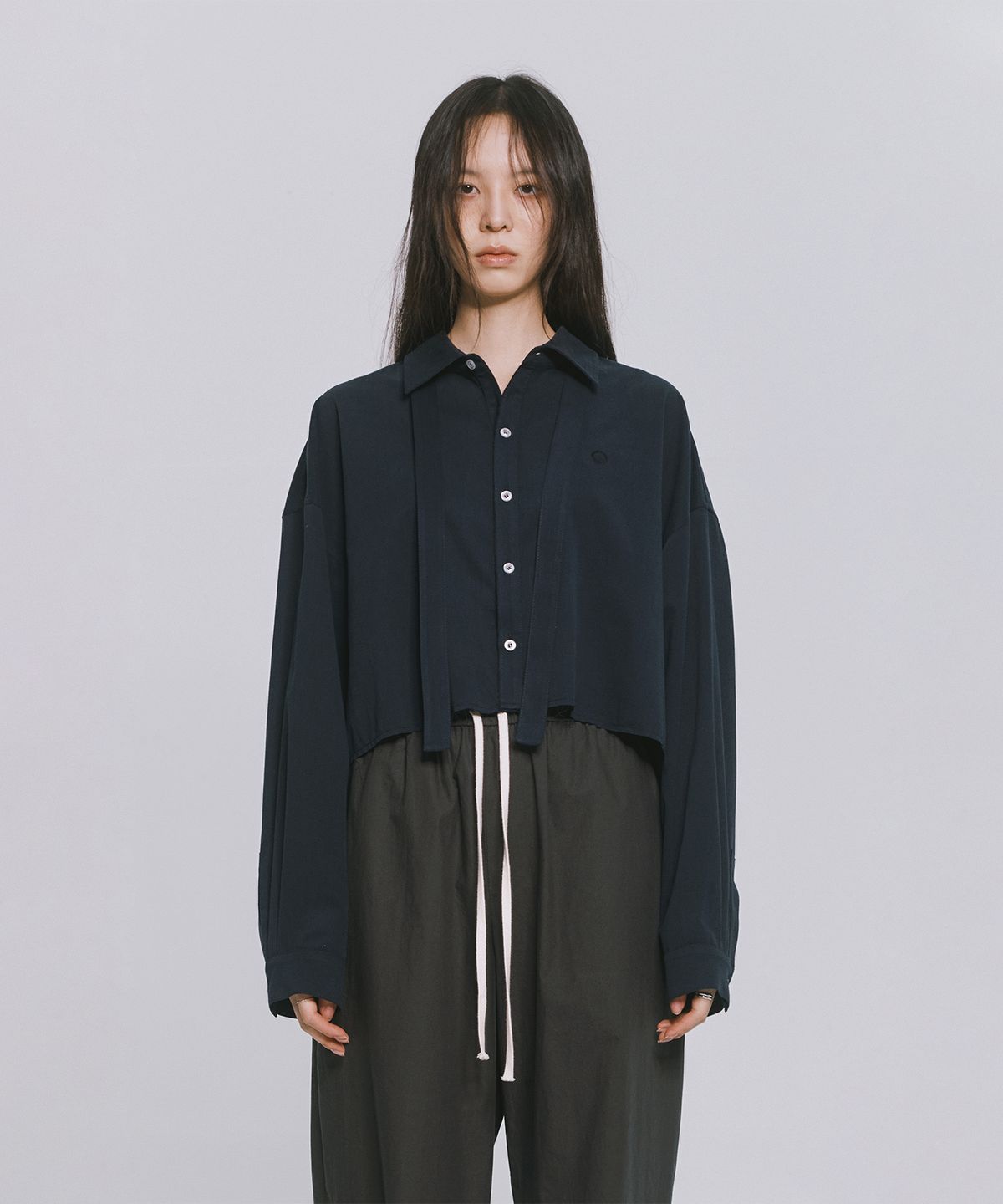 모노포비아(MONOPHOBIA) STRAP TIE NECK CROP BLOUSE NAVY
