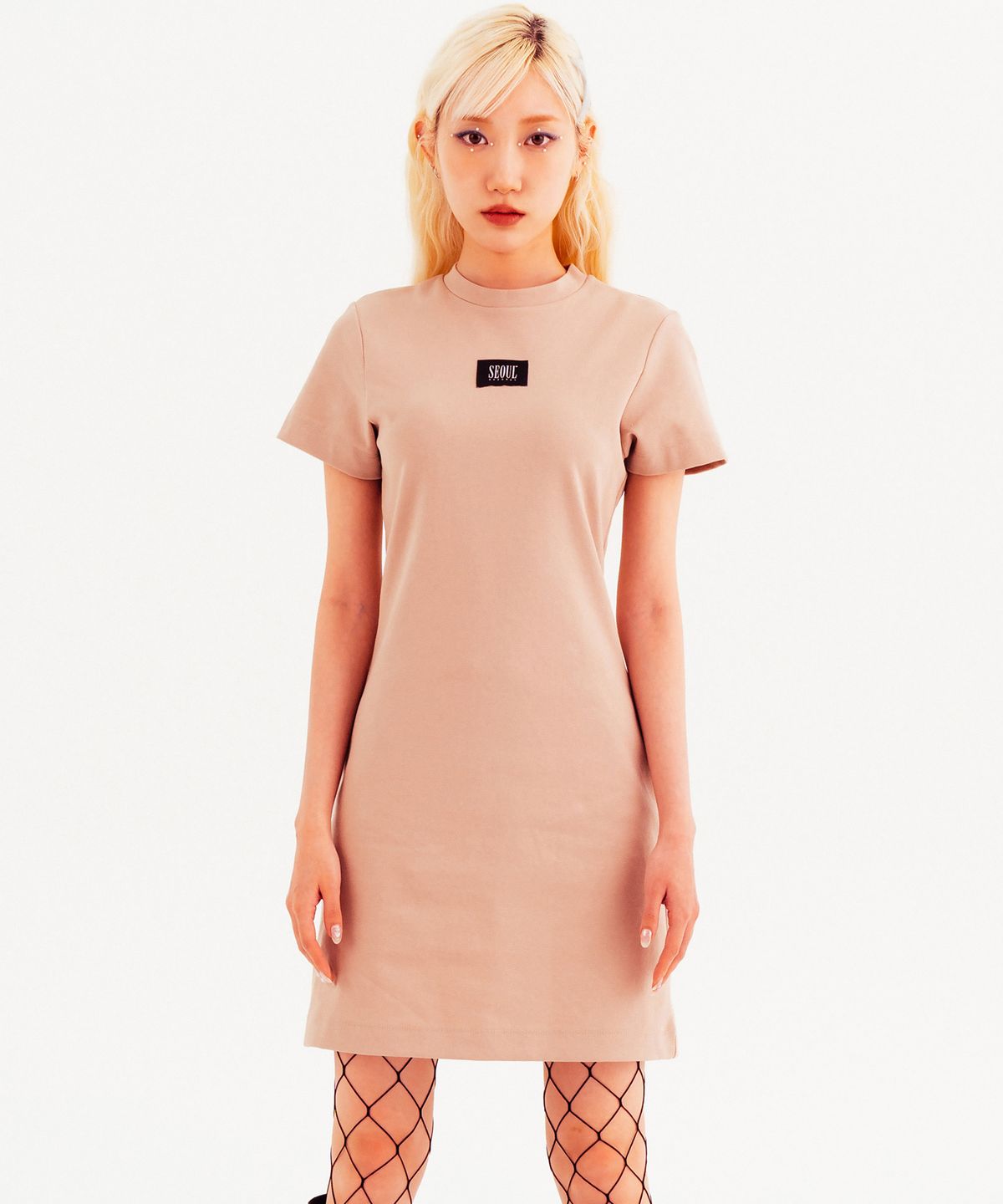 서울어패럴(SEOUL APPAREL) 라벨 포인트 크루넥 원피스 (베이지)