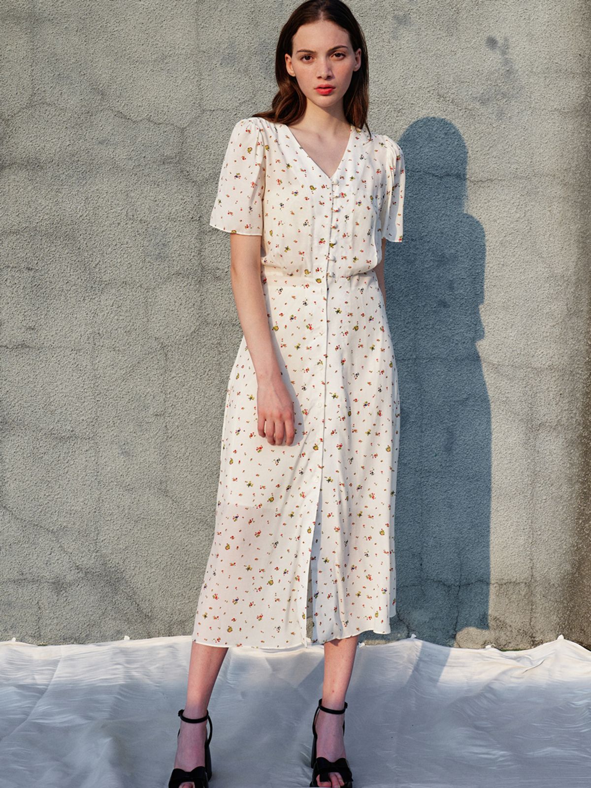 쏘리, 투 머치 러브(SORRY, TOO MUCH LOVE) V-neck Flower Button Down Dress_Ivory