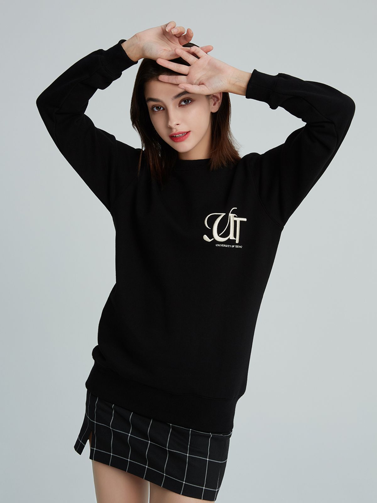 유팅골프(UTING GOLF) UT 자수 스웨트셔츠 BLACK