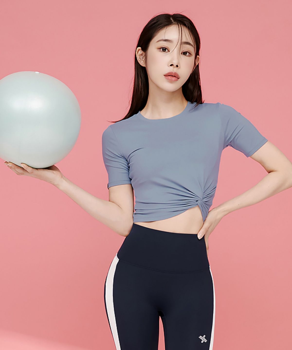 젝시믹스(XEXYMIX) 프레쉬페더 트위스트 크롭 숏슬리브 블루밍워싱