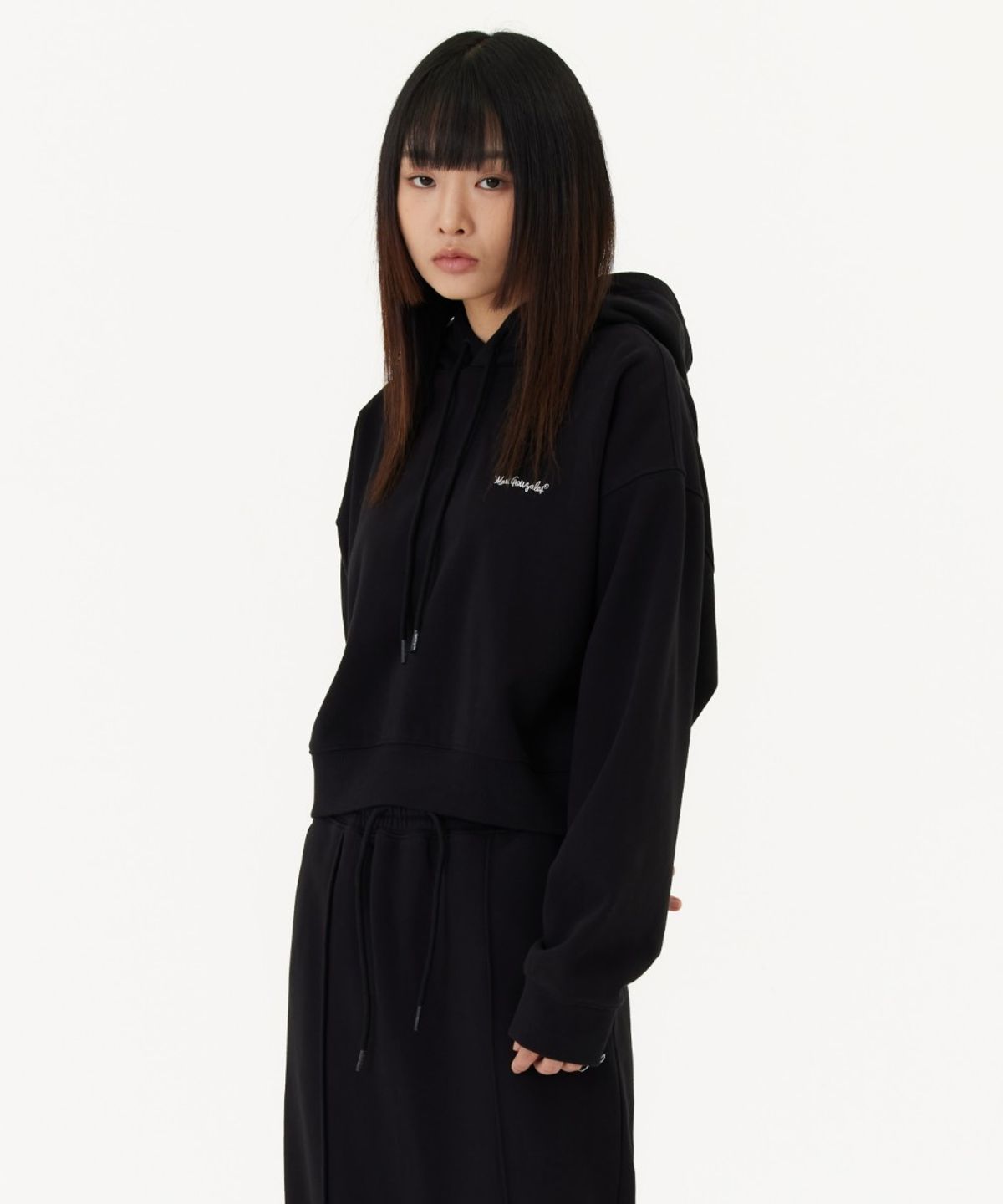 마크곤잘레스(MARK GONZALES) WOMENS SIGN LOGO OG CROPPED SWEAT HOODIE - BLACK