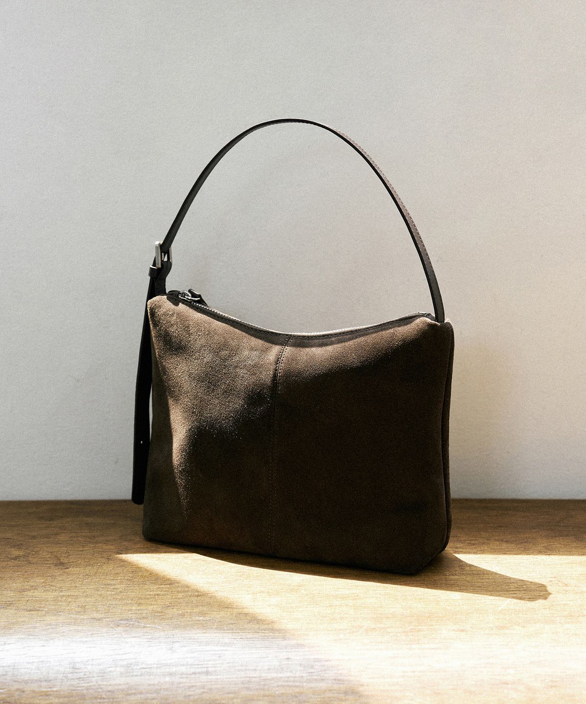 앤니즈(ANDNEEDS) Suede shoulder bag (brown)