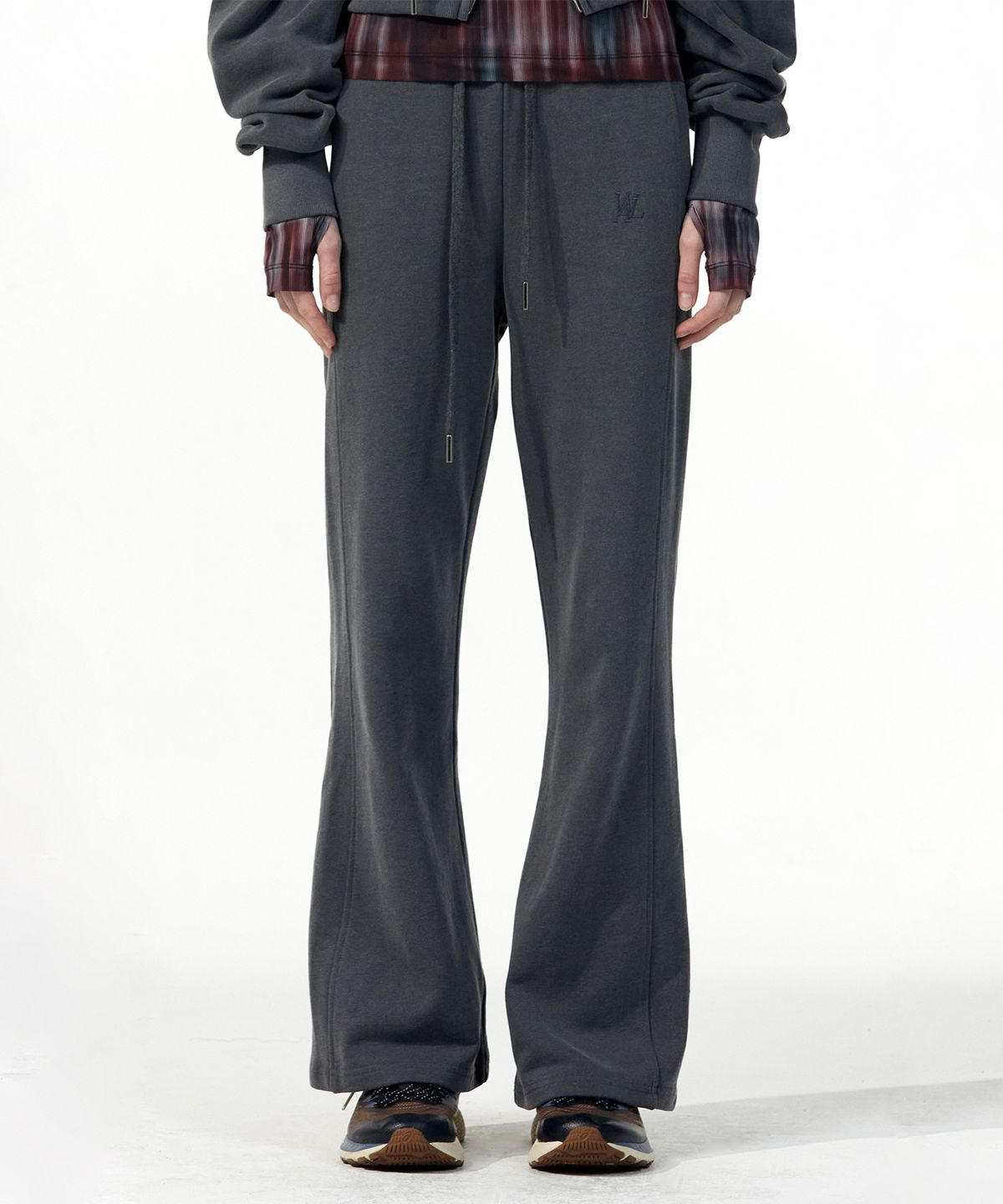 우알롱(WOOALONG) Signature pigment boots-cut pants - CHARCOAL GREY