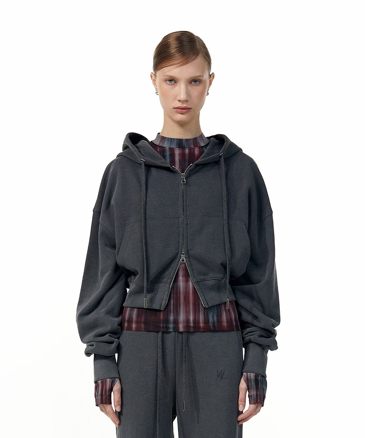 우알롱(WOOALONG) Signature pigment crop hood zip-up - CHARCOAL GREY