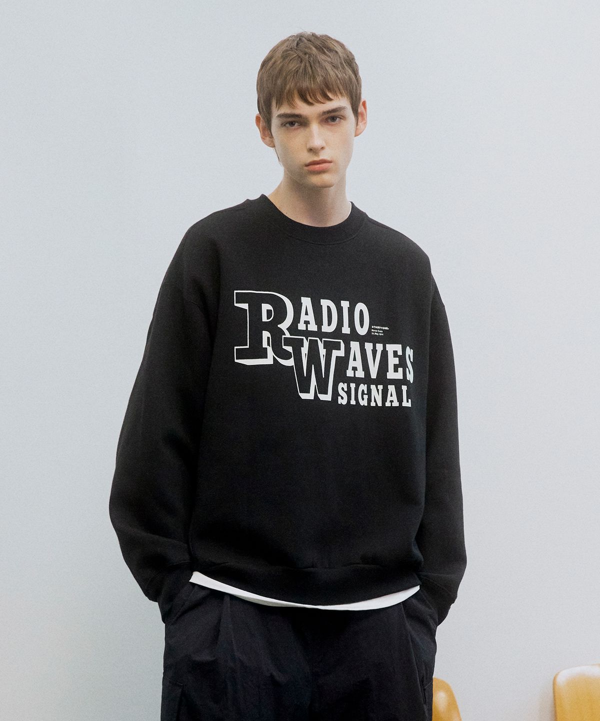 디써티원(DTHIRTYONE) Radio Wave Graphic Crewneck Sweatshirt_Black