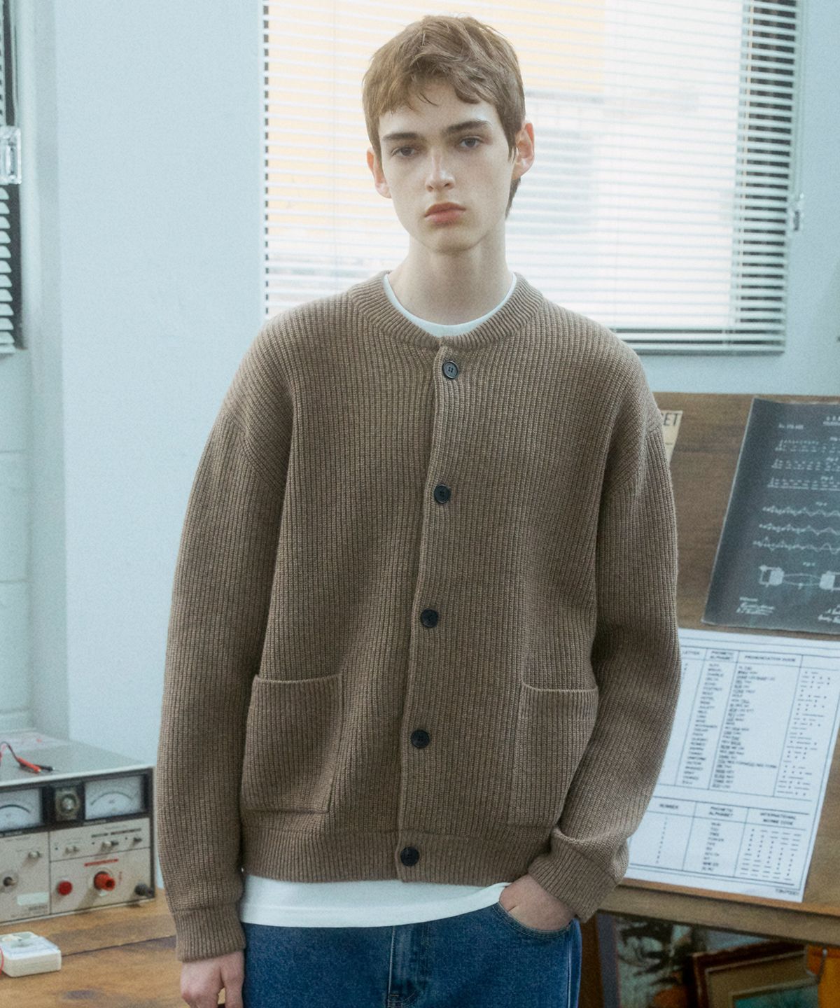 디써티원(DTHIRTYONE) DTO Wappen Crewneck Wool Cardigan_Brown