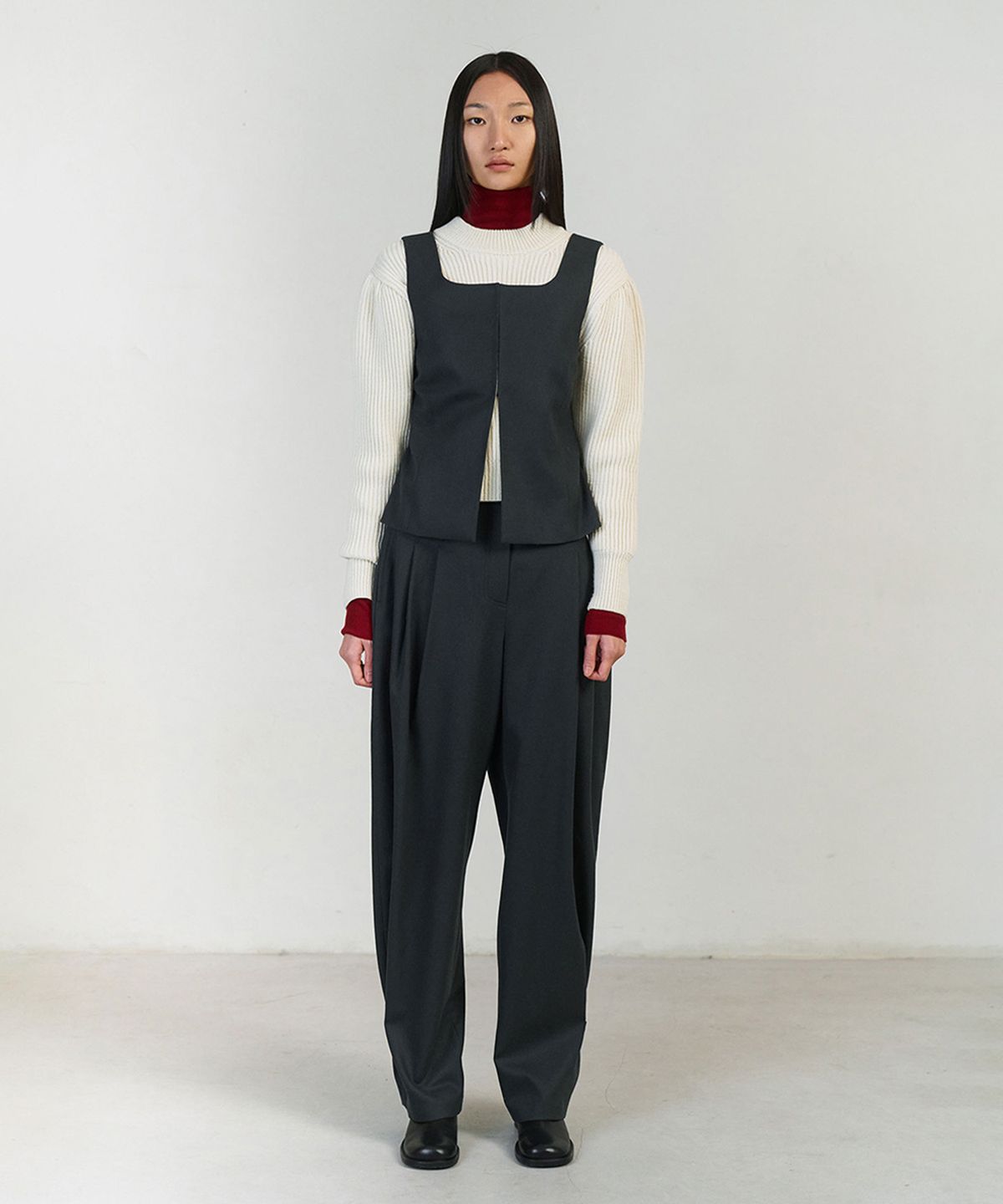 아모멘토(AMOMENTO) SOLID WIDE TUCK WOOL PANTS_CHARCOAL