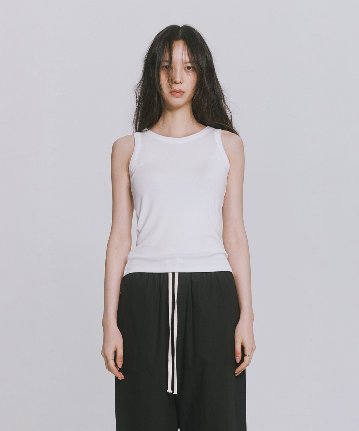 모노포비아(MONOPHOBIA) COTTON CROP SLEEVELESS WHITE