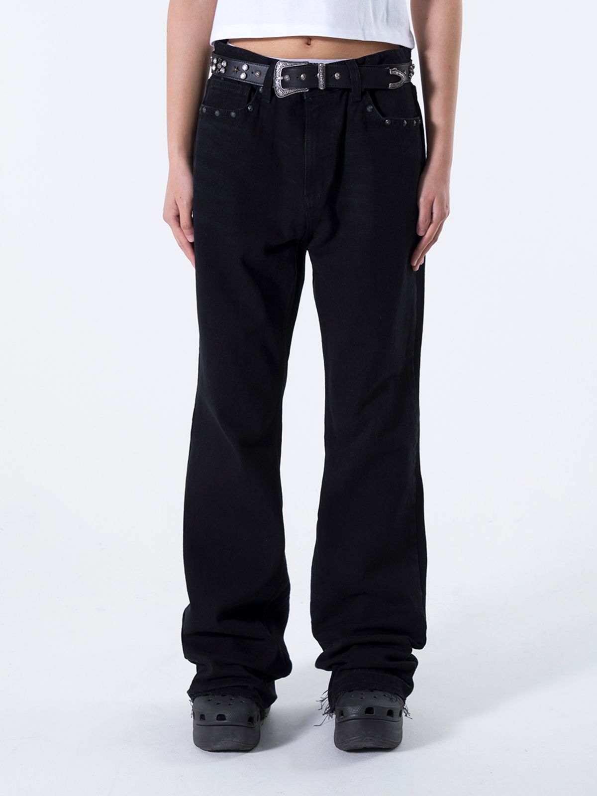와이이이엘(YEEL) RIVET LOGO BOOTS CUT PANTS BLACK