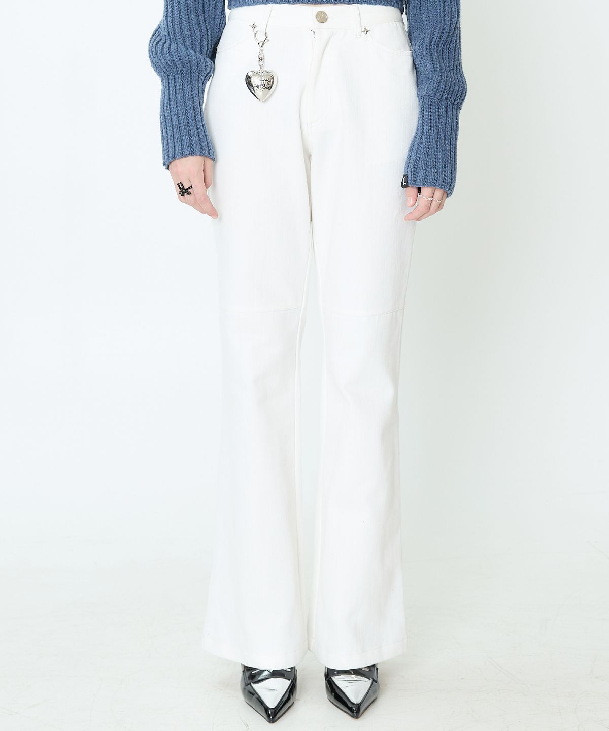 러브이즈트루(LUVISTRUE) CH TUCK BOOTSCUT PANTS(WHITE)