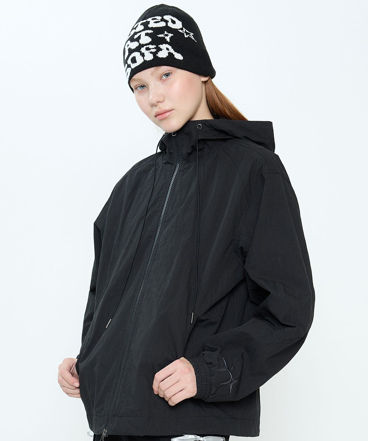 러브이즈트루(LUVISTRUE) CH CURVED WINDBREAKER(BLACK)