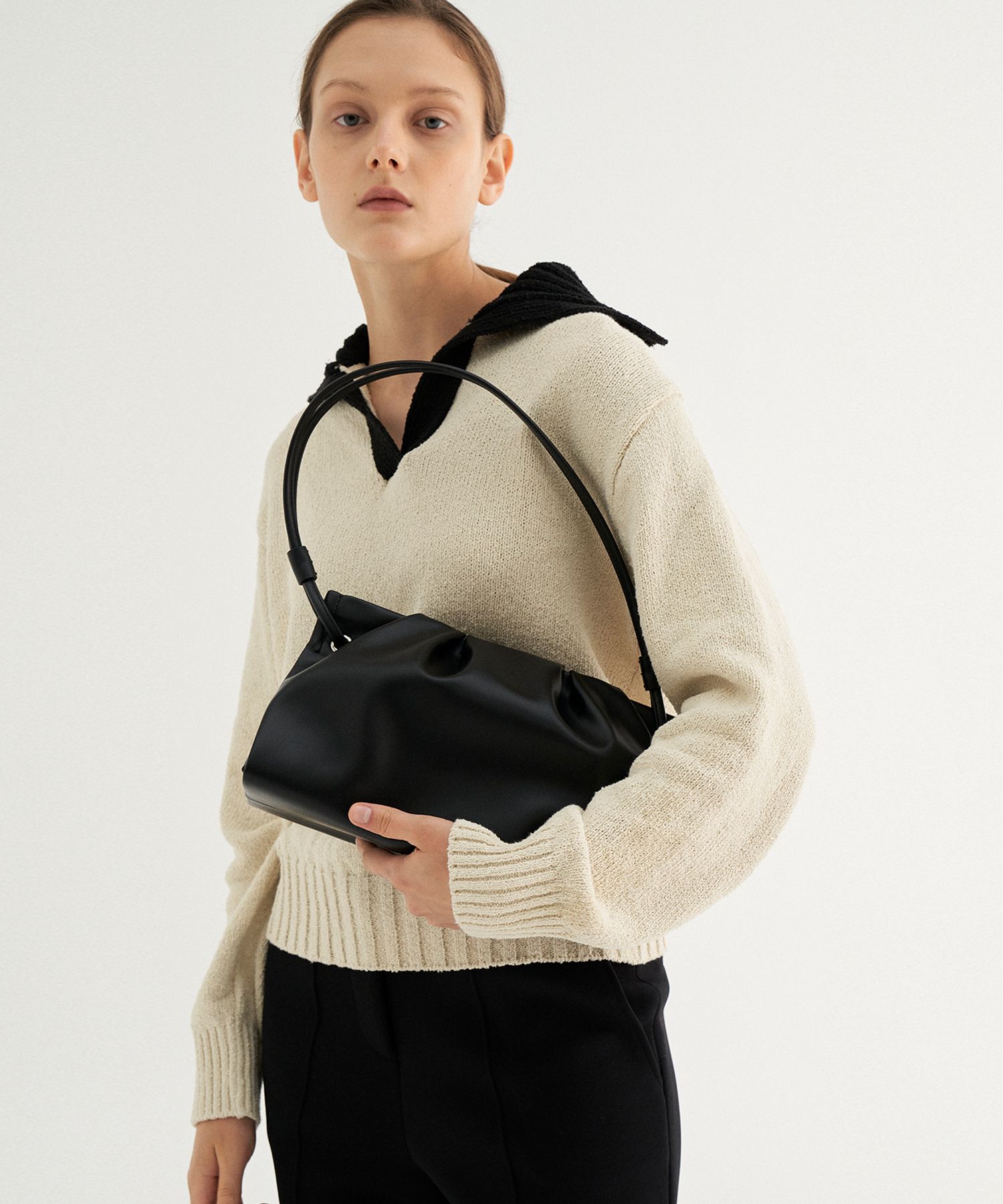 MUSINSA | MUNIER Pleats Shoulder Bag - Black