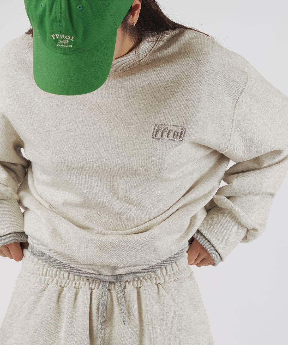 프루아(FFROI) 스웻셔츠