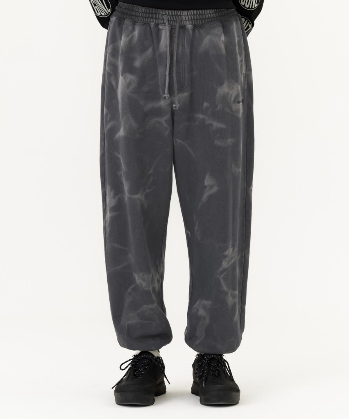 마크곤잘레스(MARK GONZALES) MG SUN BLEACH SWEAT JOGGER PANT - CHARCOAL