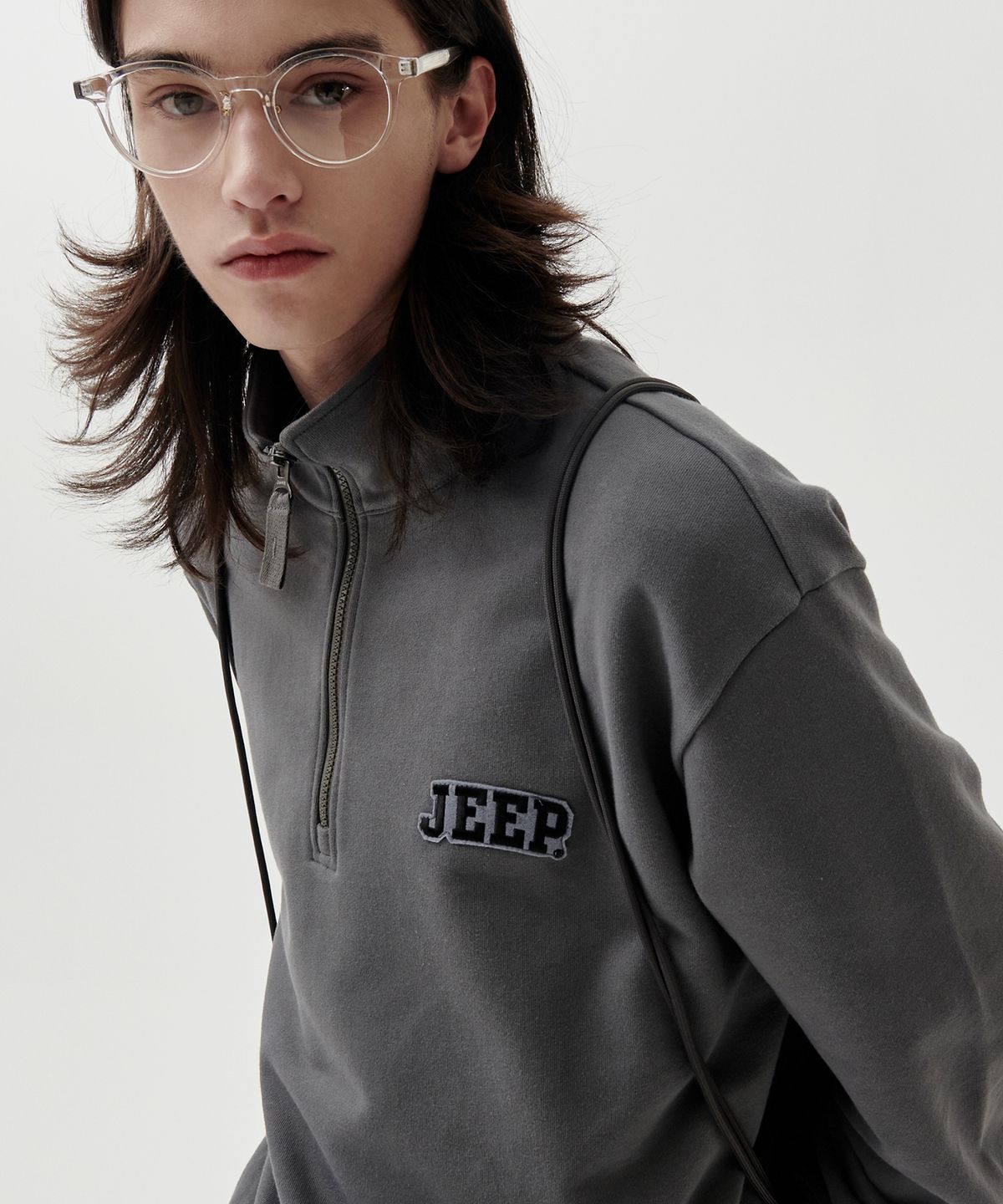 지프(JEEP) 아플리케 작은 로고 반넥 맨투맨 (JP5TSU836DG)