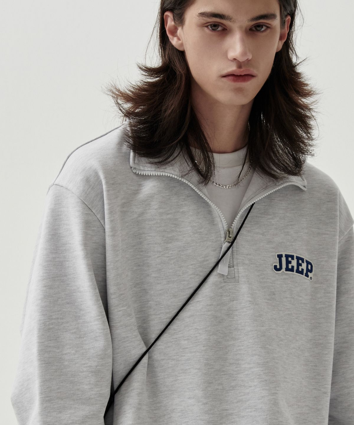 지프(JEEP) 아플리케 작은 로고 반넥 맨투맨 (JP5TSU836MW)