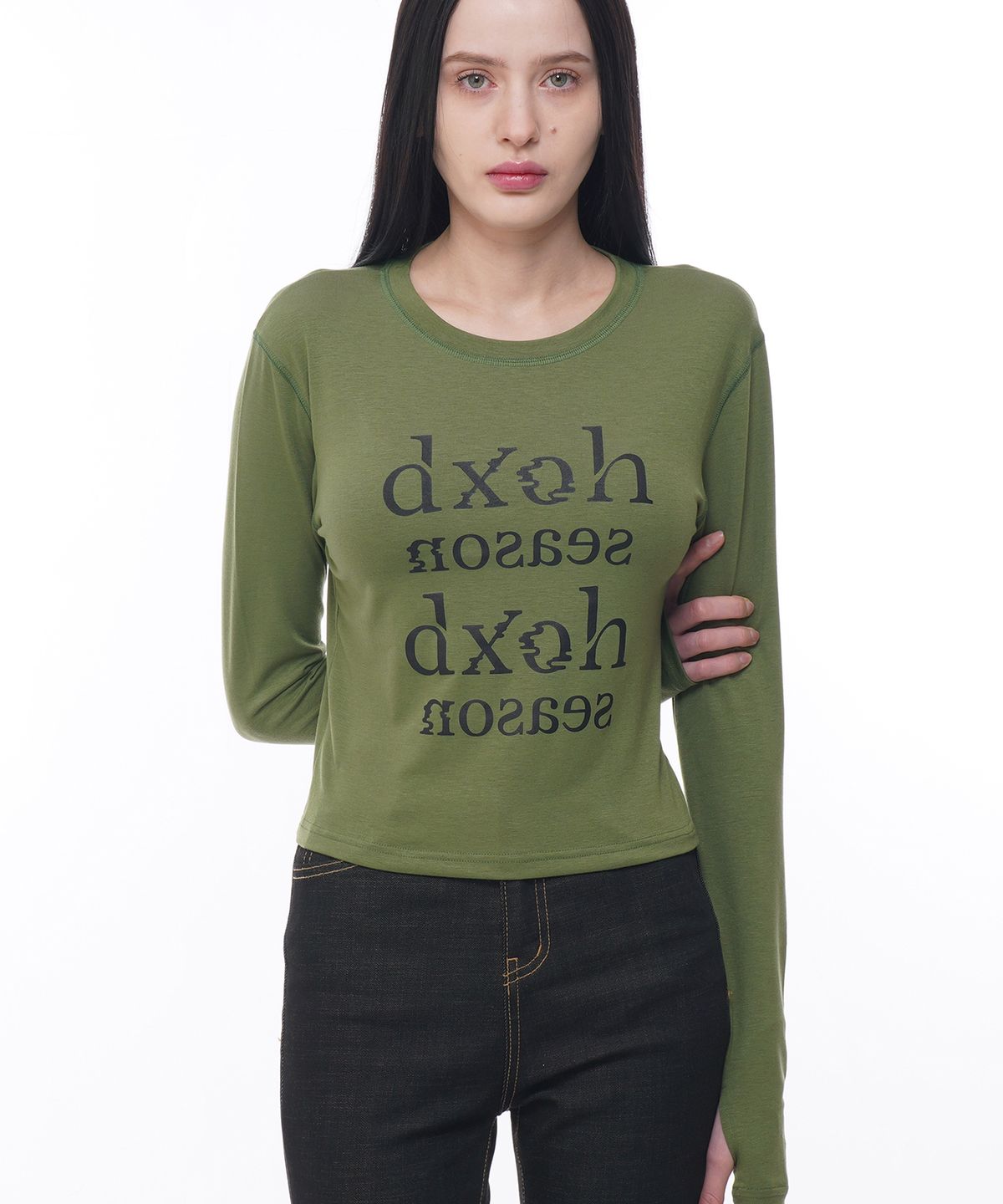 디쏘에이치(D.XO.H) 로고 시즌 세미 워머 크롭티 [olive green]