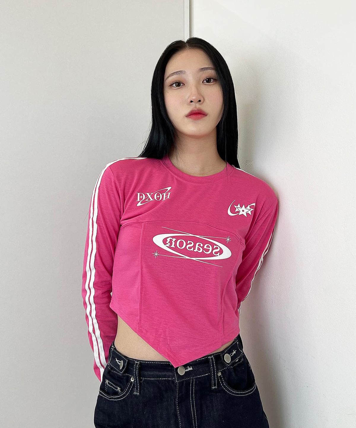 디쏘에이치(D.XO.H) 시즌 로고 유니폼 세미 워머 크롭티  [pink]