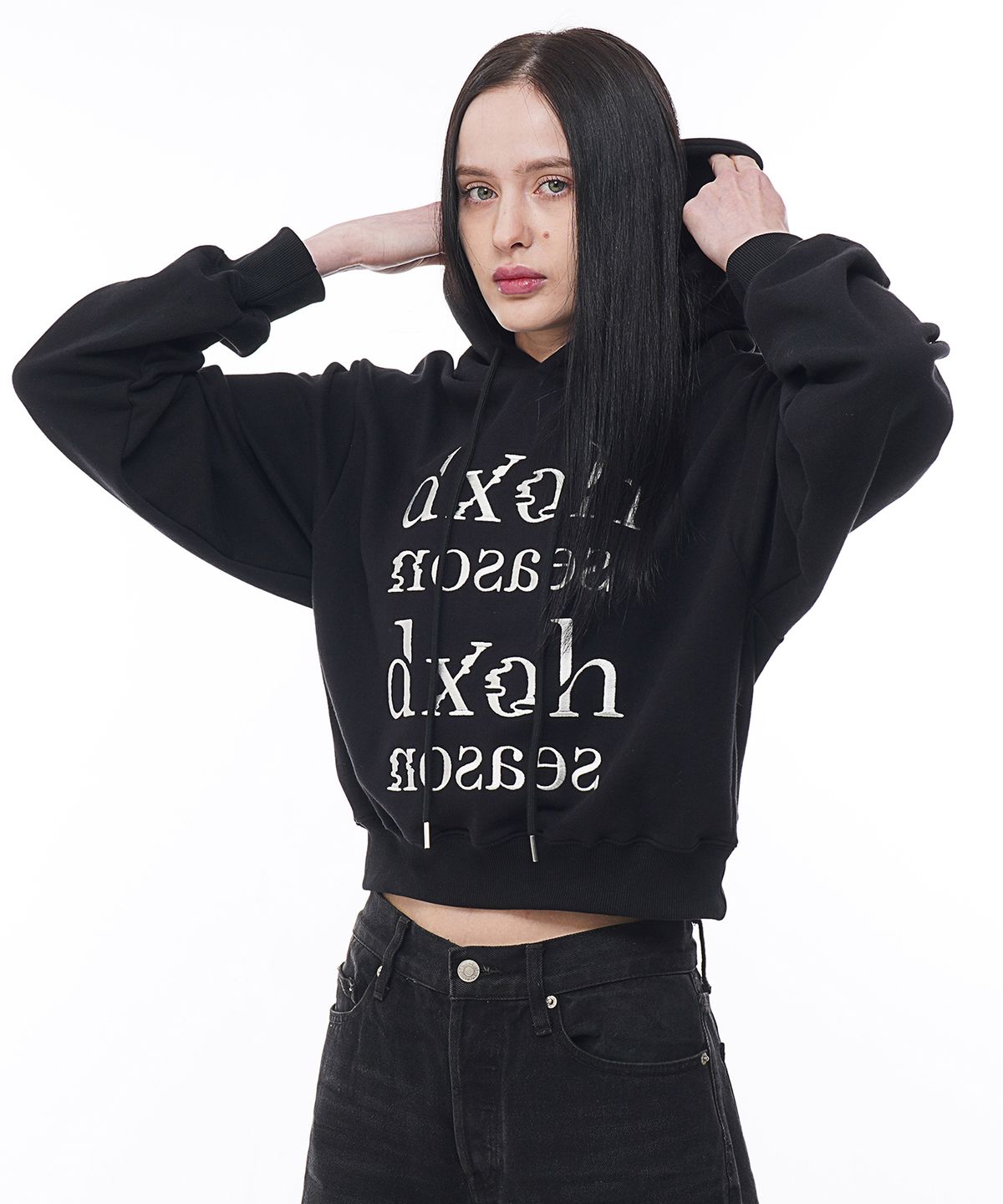 디쏘에이치(D.XO.H) 시즌 로고 세미 크롭 후드티 [black]