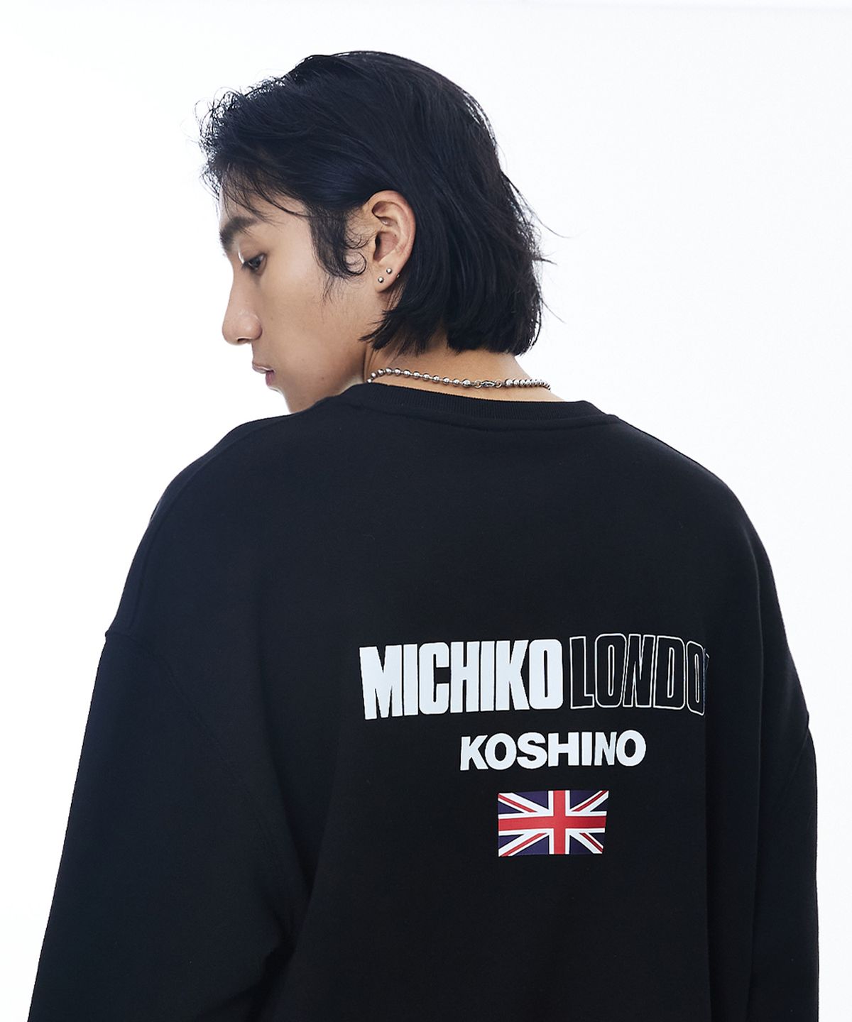 미치코런던 코시노(MICHIKO LONDON KOSHINO) 시그니처 백로고 맨투맨 블랙_유니섹스