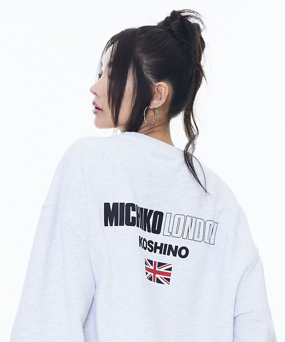 미치코런던 코시노(MICHIKO LONDON KOSHINO) 시그니처 백로고 맨투맨 멜란지_유니섹스