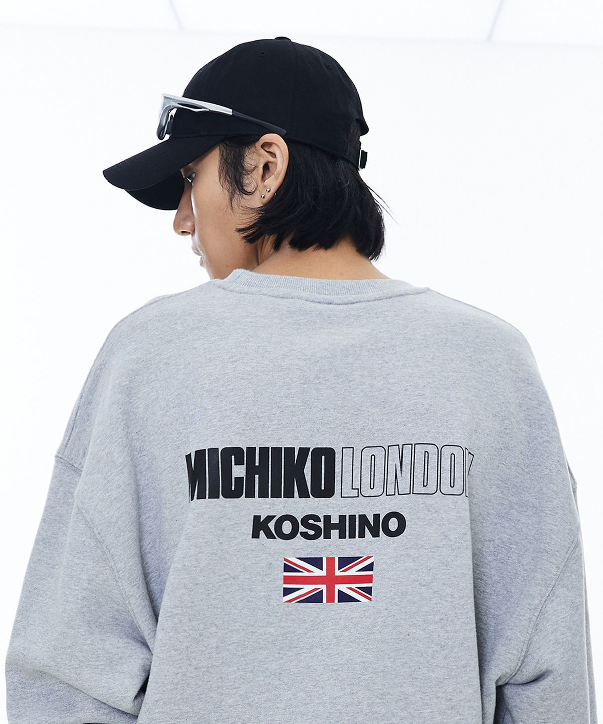 미치코런던 코시노(MICHIKO LONDON KOSHINO) 시그니처 백로고 맨투맨 그레이_유니섹스
