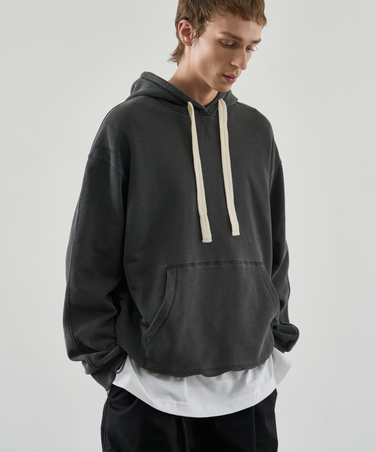 드로우핏(DRAW FIT) 피그먼트 레이어드 스트링 테잎 후드 [CHACOAL]