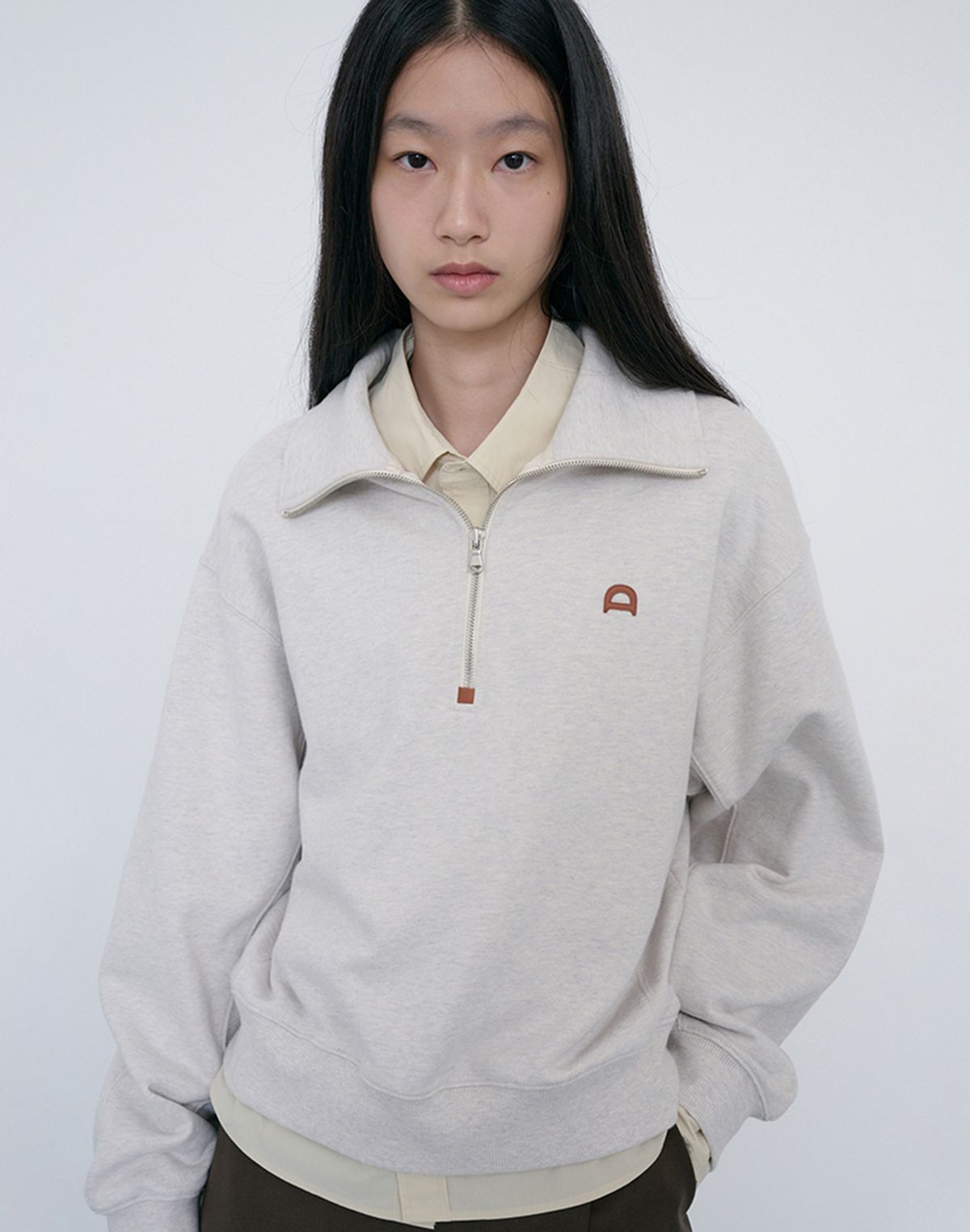 던스트(DUNST) UNISEX LEATHER LOGO HALF ZIP-UP SWEATSHIRT_UDTS6C107_OATMEAL MELANGE