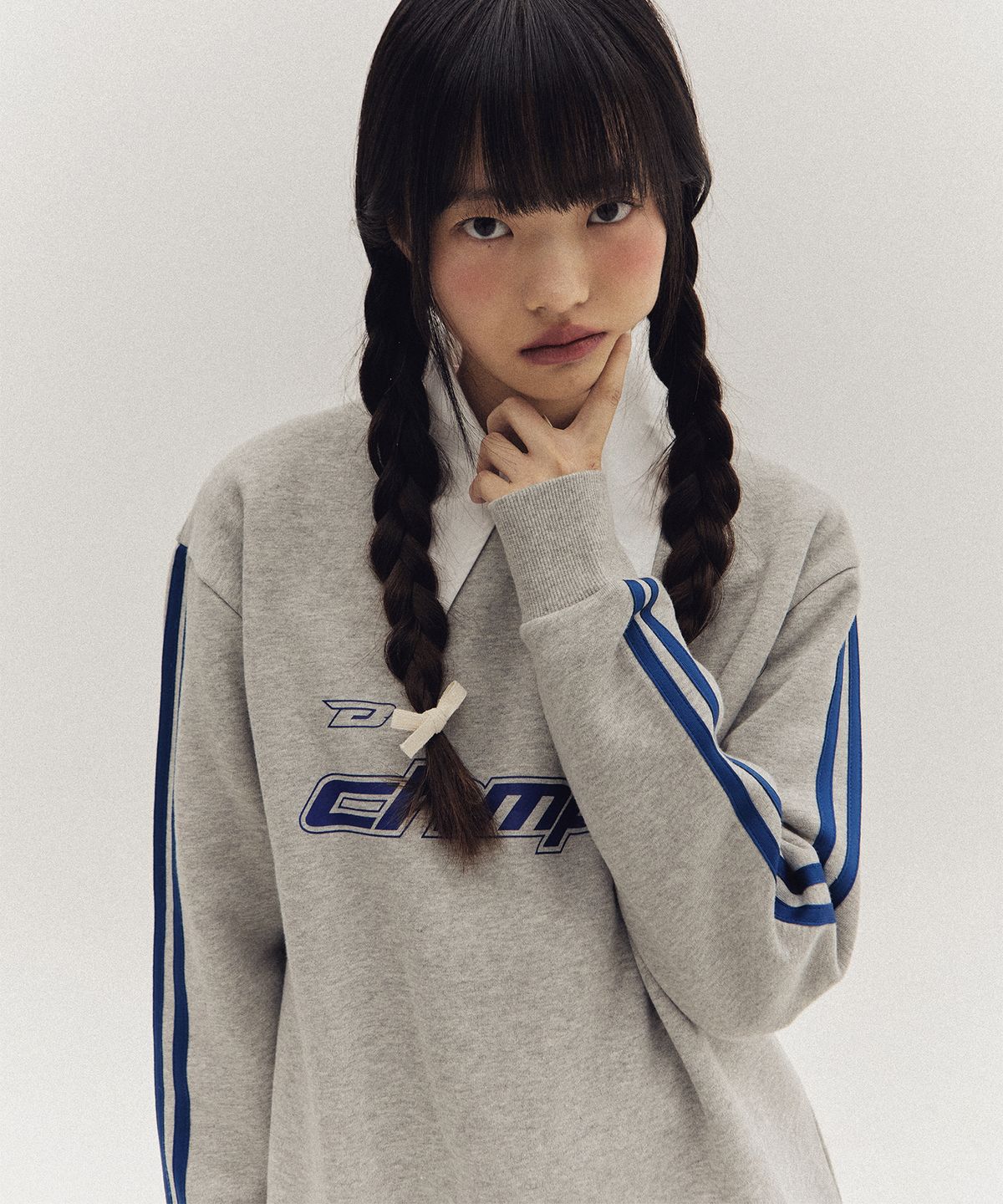 본챔스(BORN CHAMPS) CHMPS 스포티 로고 맨투맨  B23FT12GY