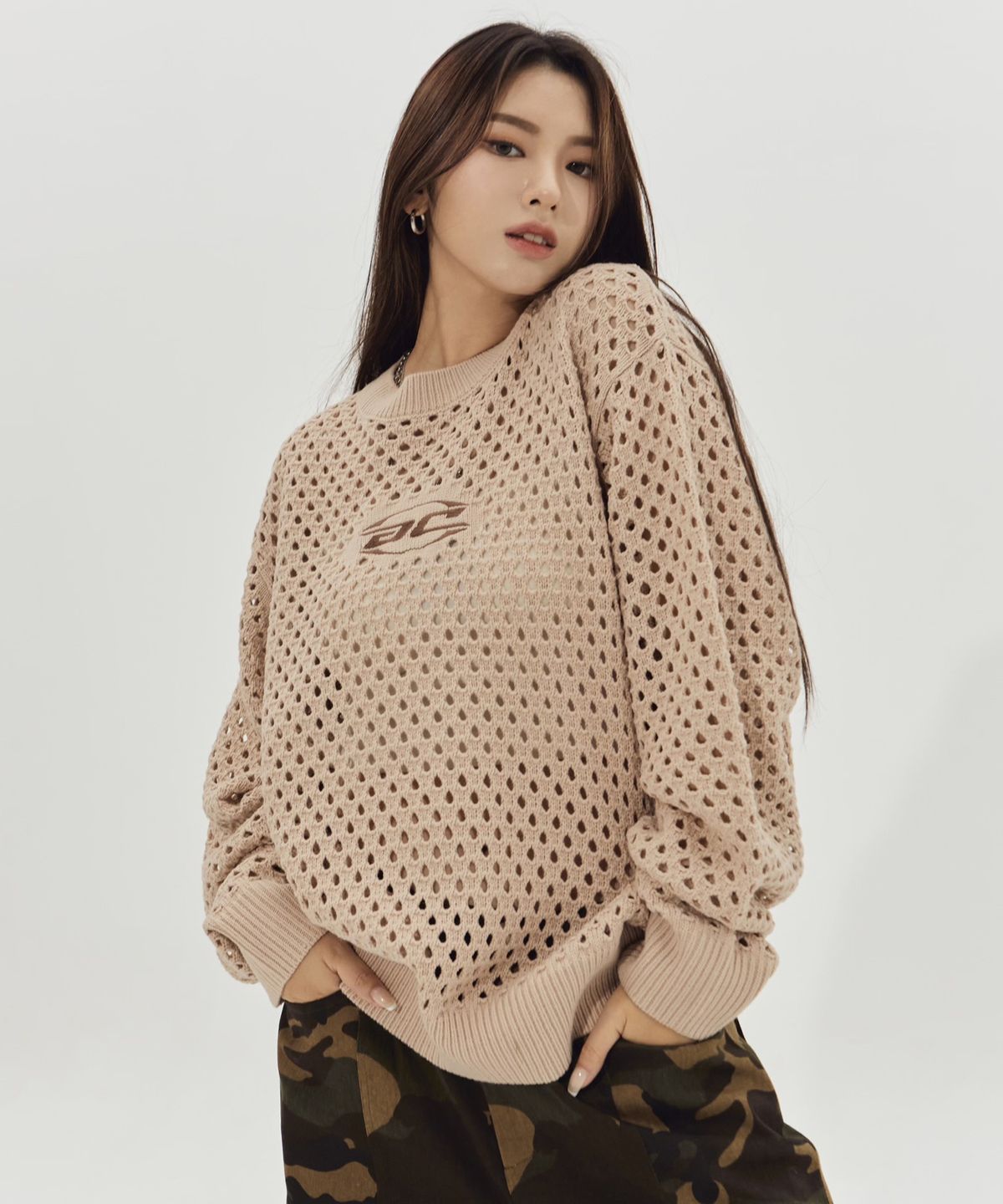 본챔스(BORN CHAMPS) 스포티 로고 펀칭 니트  B23FT17IV