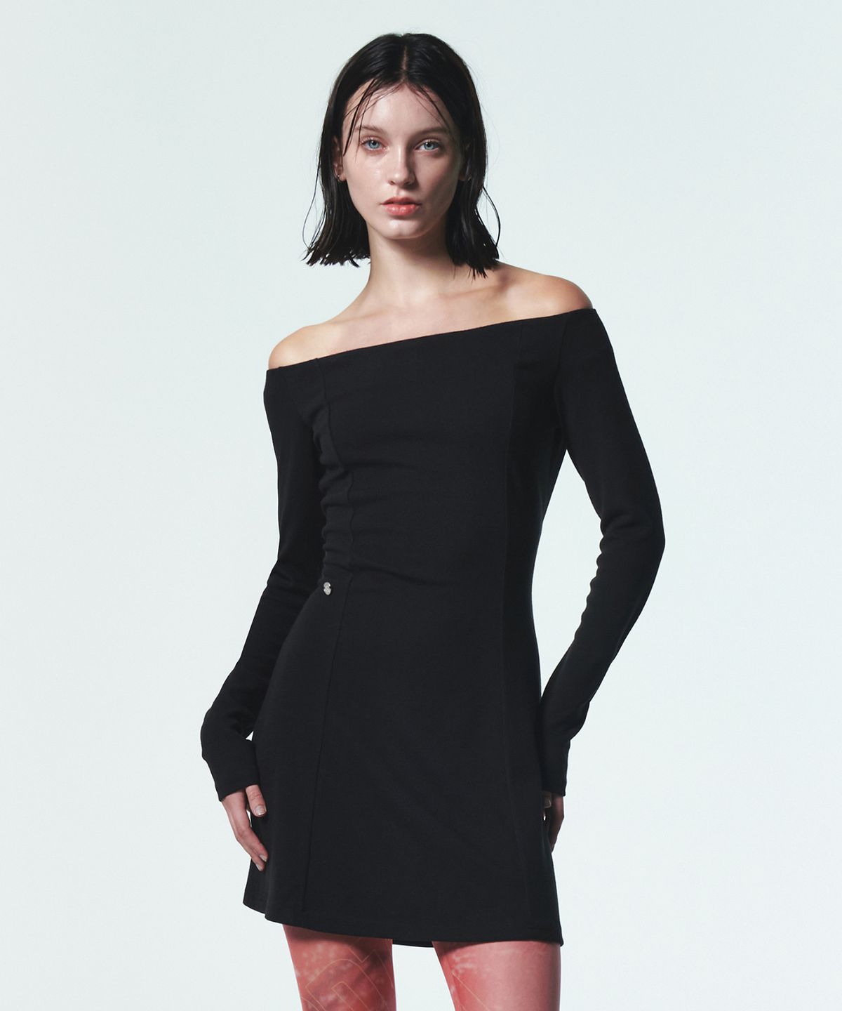 커렌트(CURRENT) OFF SHOULDER CUT OUT DRESS  [BLACK]