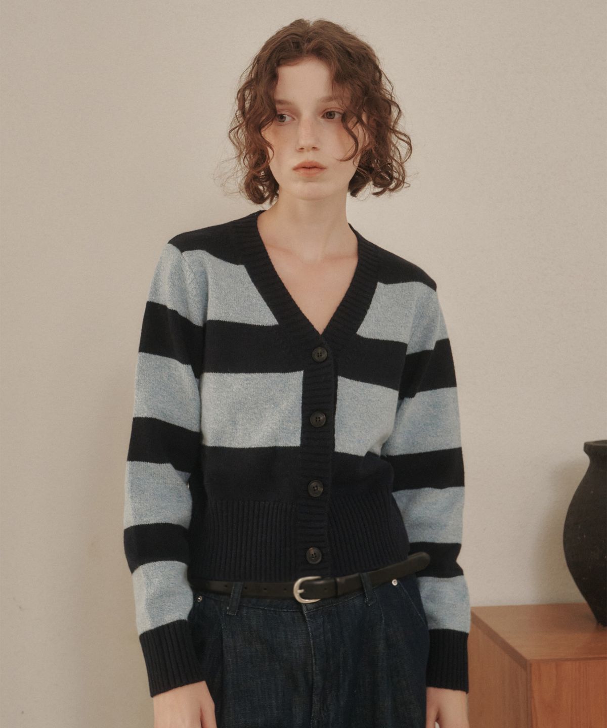 아바몰리(AVA MOLLI) V-NECK CROP CARDIGAN (BLUE)