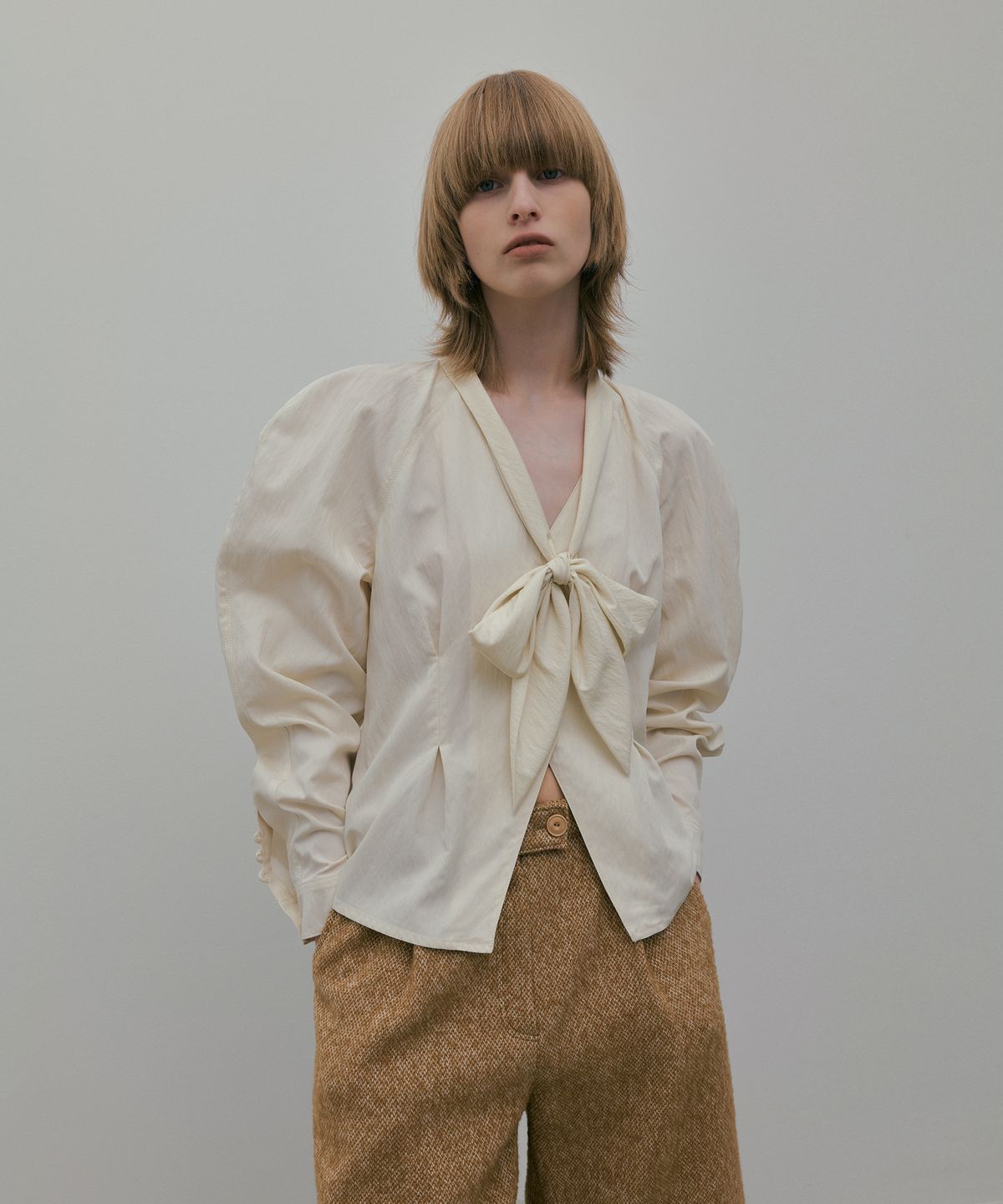 오버듀플레어(OVERDUEFLAIR) TIE RAGLAN BLOUSE_CREAM IVORY