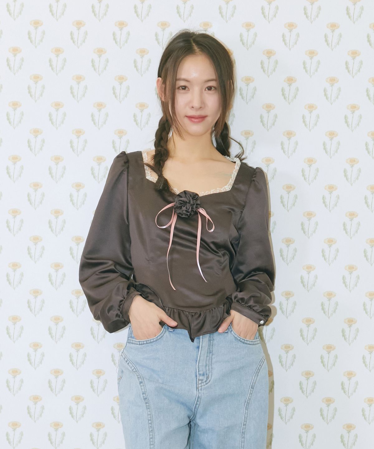 마가린핑거스(MARGARIN FINGERS) CORSAGE SATIN BLOUSE (DARK BROWN)
